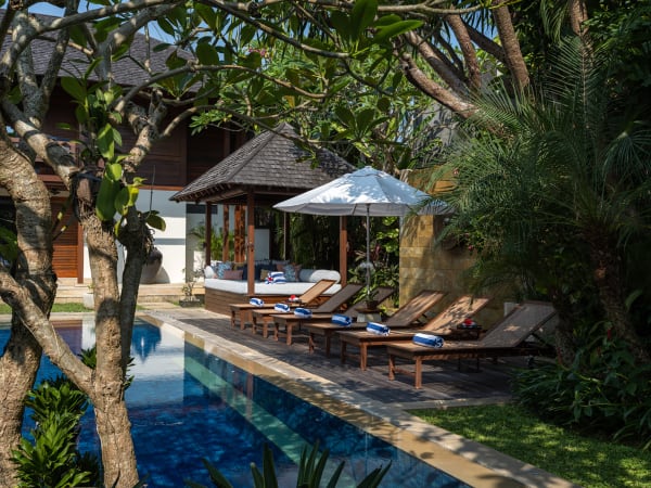 Villa Windu Sari - Pool and sunlounger area